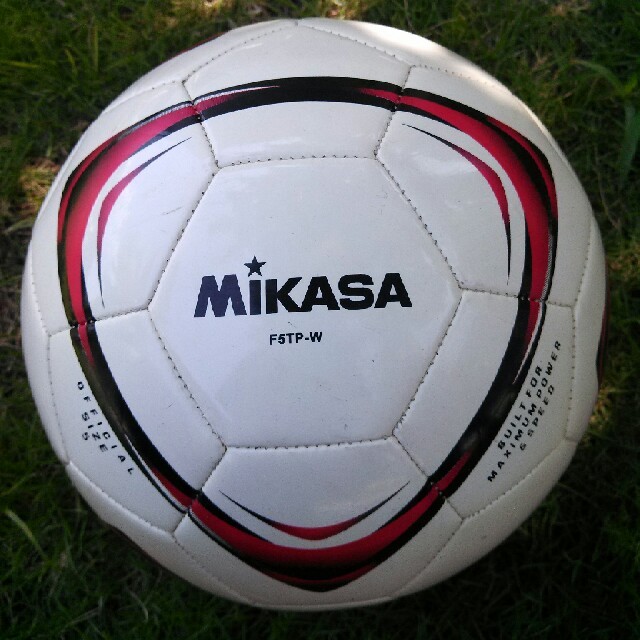 MIKASA(ミカサ)の中古ｻｯｶｰﾎﾞｰﾙ⚽No.① スポーツ/アウトドアのサッカー/フットサル(ボール)の商品写真