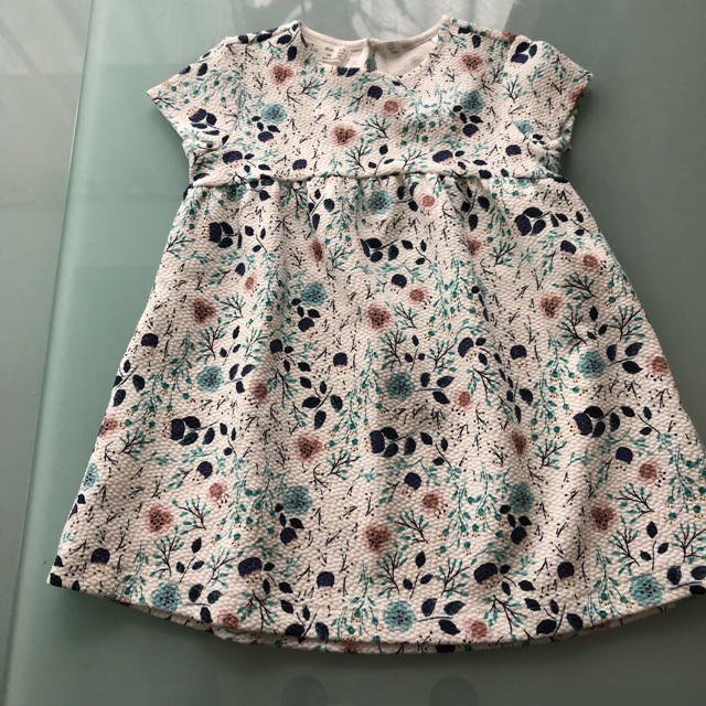 ZARA KIDS(ザラキッズ)の【新品】Zara babygirl 花柄ワンピース 98サイズ キッズ/ベビー/マタニティのキッズ服女の子用(90cm~)(ワンピース)の商品写真