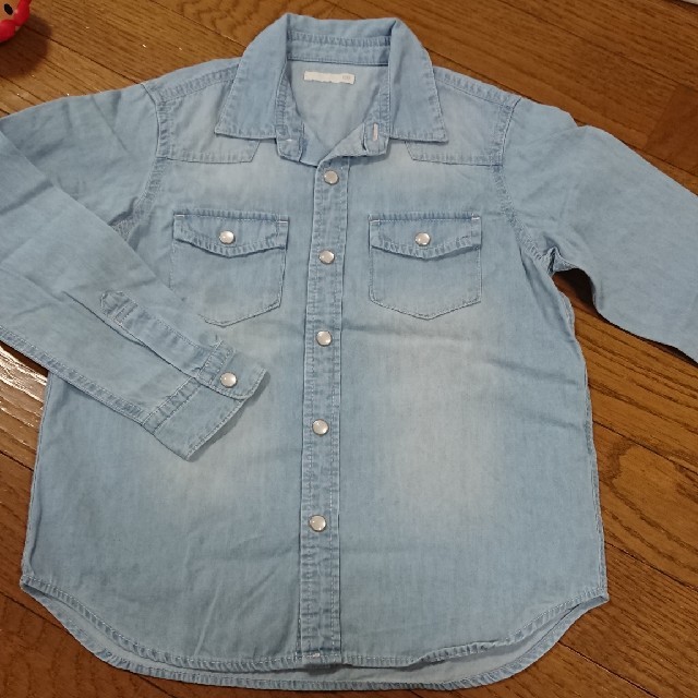 GU(ジーユー)のGU  男女兼用  デニムシャツ  未着用 キッズ/ベビー/マタニティのキッズ服男の子用(90cm~)(ジャケット/上着)の商品写真