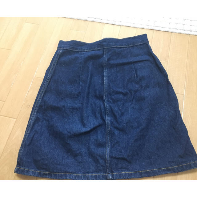 GU(ジーユー)のフロントボタン デニムスカート レディースのスカート(ひざ丈スカート)の商品写真