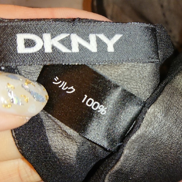 DKNY(ダナキャランニューヨーク)の☆DKNYシルクストール☆フォーマル☆ レディースのファッション小物(ストール/パシュミナ)の商品写真