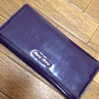 ミュウミュウ(miumiu)のmiumiu長財布 パープル(財布)