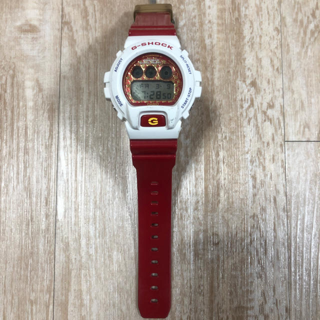 G-SHOCK(ジーショック)のG-SHOCK レッド ホワイト DW-6900SC メンズの時計(腕時計(デジタル))の商品写真