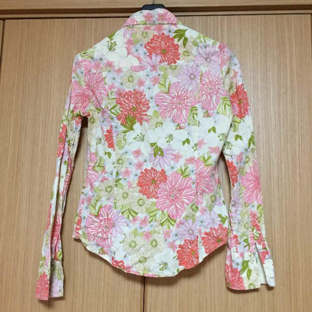 CECIL McBEE(セシルマクビー)の即購入可 美品 セシルマクビー 花柄シャツ レディースのトップス(シャツ/ブラウス(長袖/七分))の商品写真