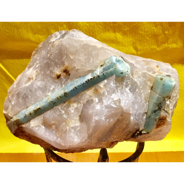 ブラジル産 エメラルド 原石 1.39kgのサムネイル