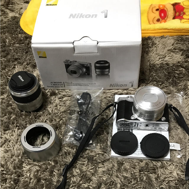 Nikon(ニコン)のNIKON 1J5 ダブルズームキット ミラーレス一眼 スマホ/家電/カメラのカメラ(ミラーレス一眼)の商品写真