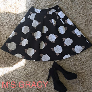 エムズグレイシー(M'S GRACY)のM'S GRACY ホワイトローズ柄スカート36(ひざ丈スカート)
