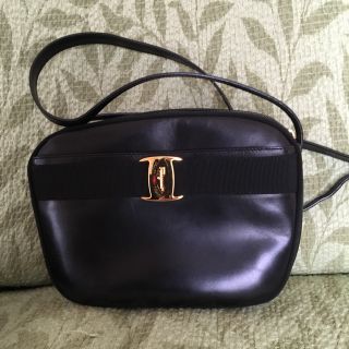 フェラガモ(Ferragamo)のフェラガモショルダーバッグ(ショルダーバッグ)