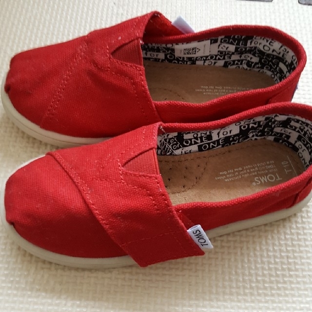 TOMS(トムズ)のTOMS 　レッド　17センチ　 キッズ/ベビー/マタニティのキッズ靴/シューズ(15cm~)(スニーカー)の商品写真