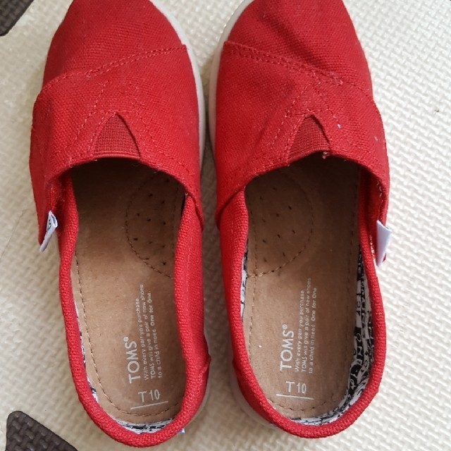 TOMS(トムズ)のTOMS 　レッド　17センチ　 キッズ/ベビー/マタニティのキッズ靴/シューズ(15cm~)(スニーカー)の商品写真