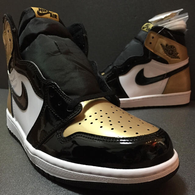 NIKE(ナイキ)の黒タグ 28 NIKE AIR JORDAN 1 GOLD TOE ゴールド メンズの靴/シューズ(スニーカー)の商品写真