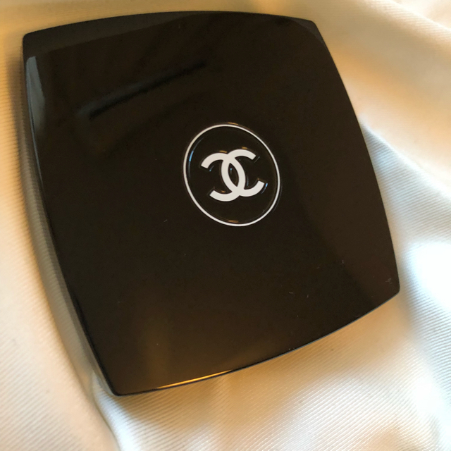 CHANEL(シャネル)の〈CHANEL〉プレゼントにオススメ！コンパクトミラー レディースのファッション小物(ミラー)の商品写真