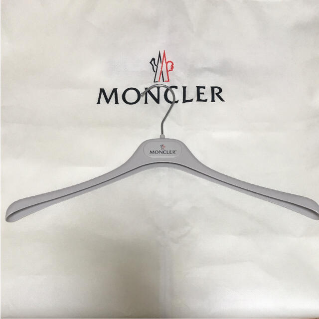 MONCLER(モンクレール)の専用 モンクレール ハンガー5本 メンズのジャケット/アウター(ダウンジャケット)の商品写真