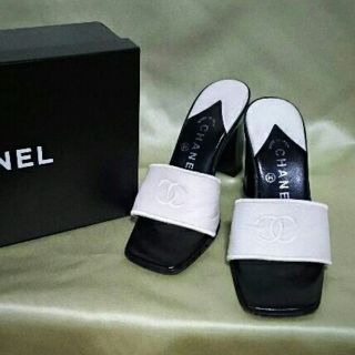 シャネル(CHANEL)のやや 様専用❗CHANEL・イタリア製 本革 ミュールサンダル♪黒✖白 36(サンダル)