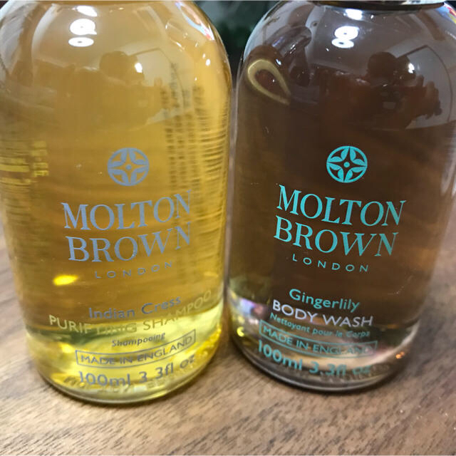 MOLTON BROWN(モルトンブラウン)の【新品未使用】100ml ×4本 モルトンブラウン  アメニティ一式 コスメ/美容のキット/セット(サンプル/トライアルキット)の商品写真