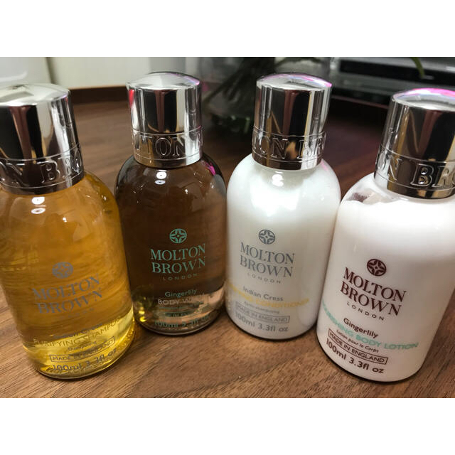 MOLTON BROWN(モルトンブラウン)の【新品未使用】100ml ×4本 モルトンブラウン  アメニティ一式 コスメ/美容のキット/セット(サンプル/トライアルキット)の商品写真