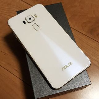 エイスース(ASUS)のASUS ZenFone3 ZE520KL ホワイト SIMフリー(スマートフォン本体)