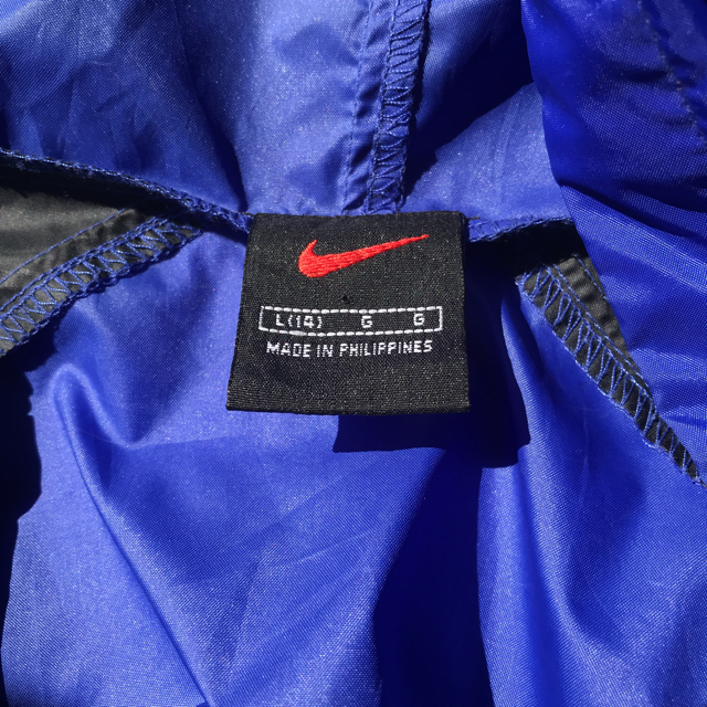 NIKE(ナイキ)の値下げ！NIKE ナイロンジャケット 古着 青黒 メンズのジャケット/アウター(ナイロンジャケット)の商品写真