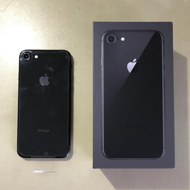 iPhone(アイフォーン)の【新品】 iphone8 スペースグレー 64GB au スマホ/家電/カメラのスマートフォン/携帯電話(スマートフォン本体)の商品写真