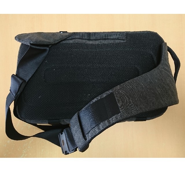 Incase(インケース)のincase DSLR sling pack メンズのバッグ(メッセンジャーバッグ)の商品写真