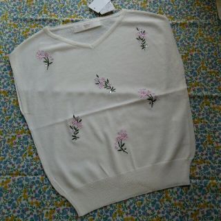 トッコ(tocco)のここ様専用☆新品☆tocco closet ピジューとお花刺繍のVネックニット☆(ニット/セーター)