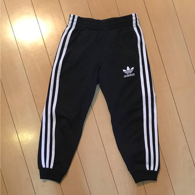 adidas(アディダス)のadidasoriginals ジャージ 110 ラインジャージ 黒 キッズ/ベビー/マタニティのキッズ服男の子用(90cm~)(パンツ/スパッツ)の商品写真