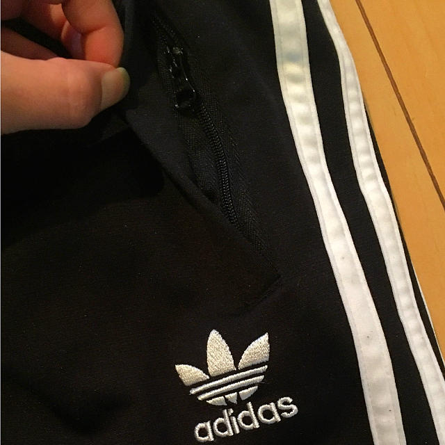 adidas(アディダス)のadidasoriginals ジャージ 110 ラインジャージ 黒 キッズ/ベビー/マタニティのキッズ服男の子用(90cm~)(パンツ/スパッツ)の商品写真