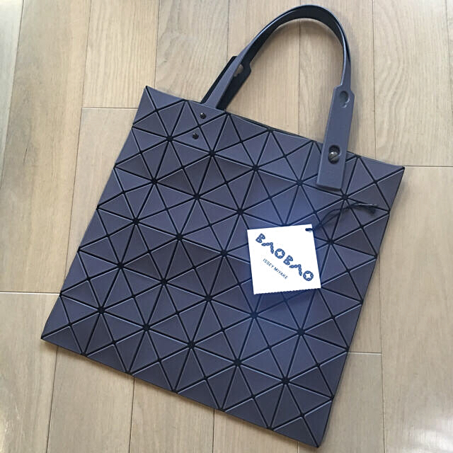 ISSEY MIYAKE(イッセイミヤケ)のバオバオ トートバッグ イッセイミヤケ BAO BAO  ルーセント 6×6 レディースのバッグ(トートバッグ)の商品写真