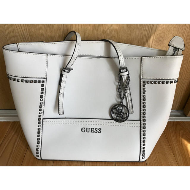 GUESS(ゲス)のGUESS バッグ チャーム付き レディースのバッグ(トートバッグ)の商品写真