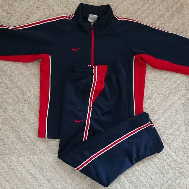 NIKE(ナイキ)のNIKE  ジャージ上下  ネイビー XS  130cm キッズ/ベビー/マタニティのキッズ服男の子用(90cm~)(その他)の商品写真