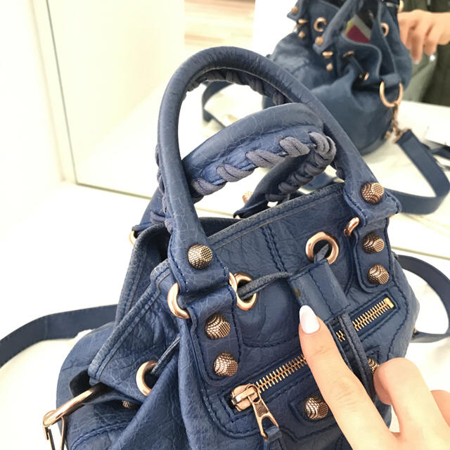 BALENCIAGA BAG(バレンシアガバッグ)のバレンシアガ バッグ ミニ ポンポン ジャイアント  レディースのバッグ(ハンドバッグ)の商品写真