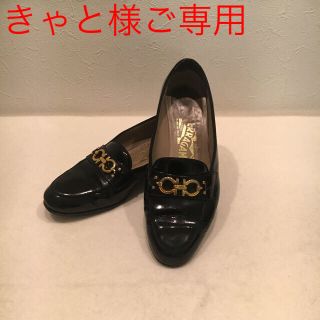 フェラガモ(Ferragamo)のフェラガモ   黒エナメル・ガンチーニローファー6(23㎝前後)(ローファー/革靴)