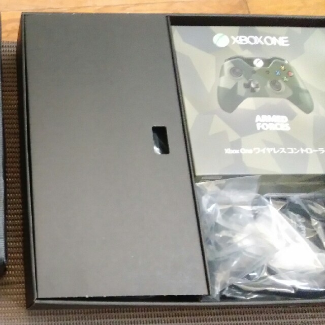 Xbox(エックスボックス)のXBOX ONE ELITE SSHD 1tb 中古　エリコン無し エンタメ/ホビーのゲームソフト/ゲーム機本体(家庭用ゲーム機本体)の商品写真