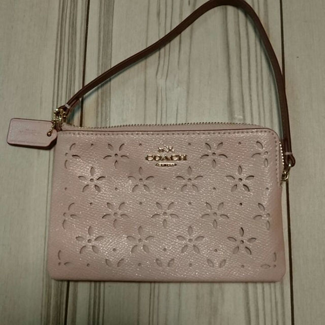 COACH(コーチ)のCOACHリストレット ピンク花柄 レディースのバッグ(ボディバッグ/ウエストポーチ)の商品写真