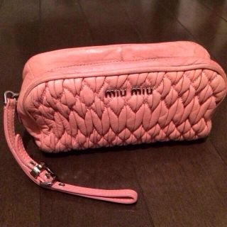 ミュウミュウ(miumiu)のmiumiu  レザーポーチ(ポーチ)