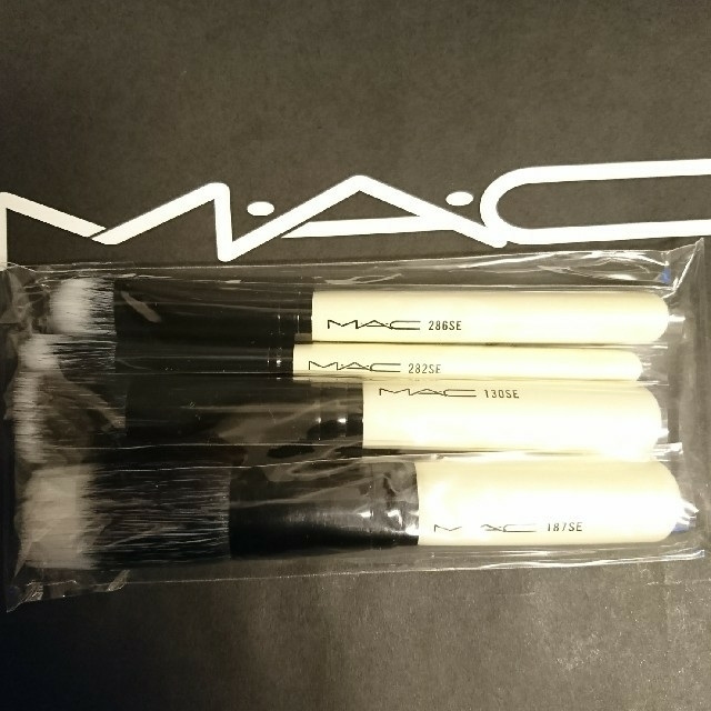 MAC(マック)の新品、未使用MACブラシセット バイ ジュリー ヴァーホーヴェン コスメ/美容のキット/セット(コフレ/メイクアップセット)の商品写真