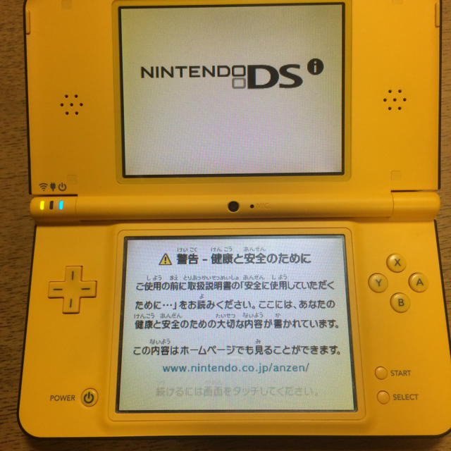 ニンテンドーDS(ニンテンドーDS)の任天堂DSiLL本体(美品)イエロー エンタメ/ホビーのゲームソフト/ゲーム機本体(携帯用ゲーム機本体)の商品写真