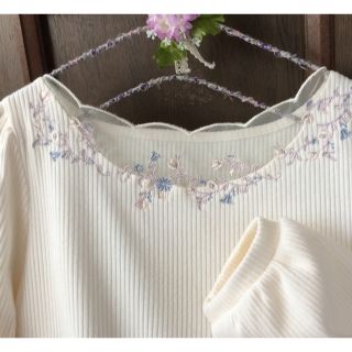 マジェスティックレゴン(MAJESTIC LEGON)のMAJESTIC LEGON【新品】スカラップチュール刺繍プルオーバー(カットソー(長袖/七分))