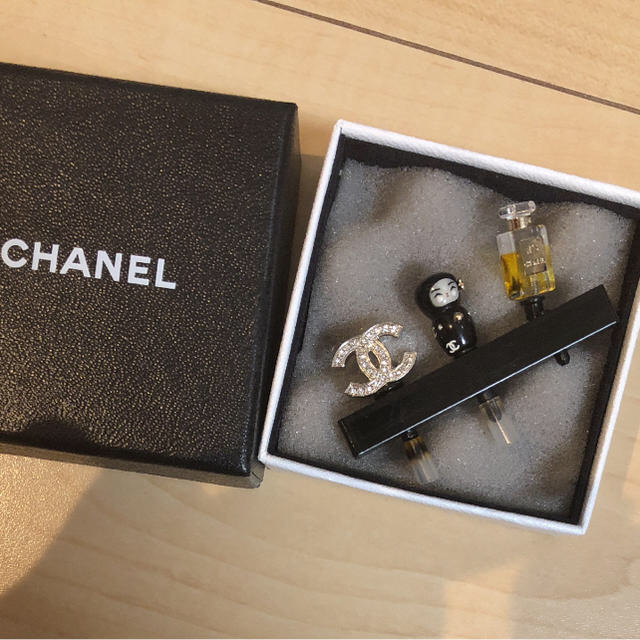 CHANEL(シャネル)のCHANEL イヤホンジャック しーずさん専用 スマホ/家電/カメラのスマホアクセサリー(ストラップ/イヤホンジャック)の商品写真