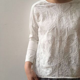 ビアズリー(BEARDSLEY)の【美品】 BEARDSLEY(ビアズリー) フロント刺繍カットソー ホワイト(カットソー(長袖/七分))