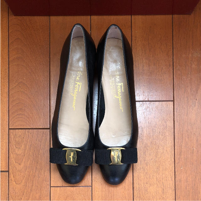 Salvatore Ferragamo(サルヴァトーレフェラガモ)のChisa様専用 美品❣️フェラガモ パンプス VARA ヴァラ 6C 23.5 レディースの靴/シューズ(ハイヒール/パンプス)の商品写真