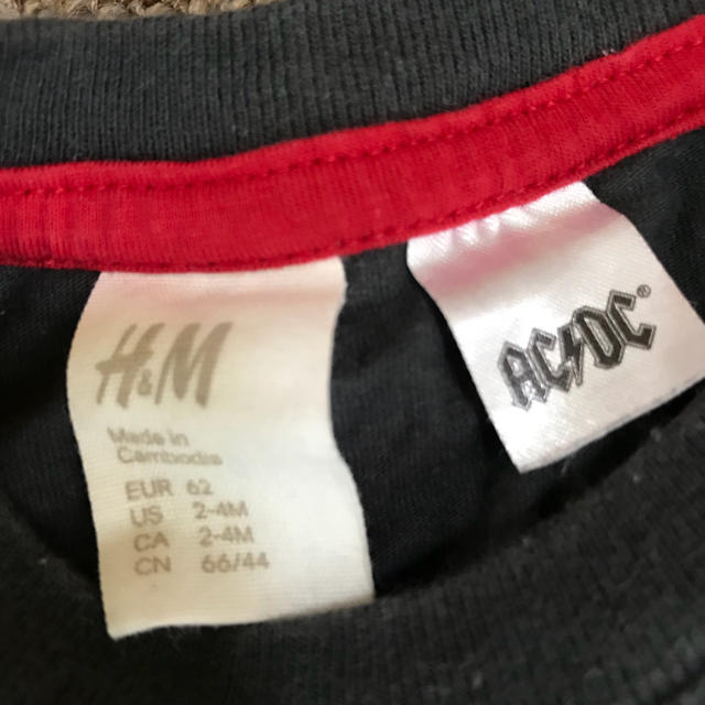 H&M(エイチアンドエム)のAC/DC ロック H&M  キッズ/ベビー/マタニティのベビー服(~85cm)(Ｔシャツ)の商品写真