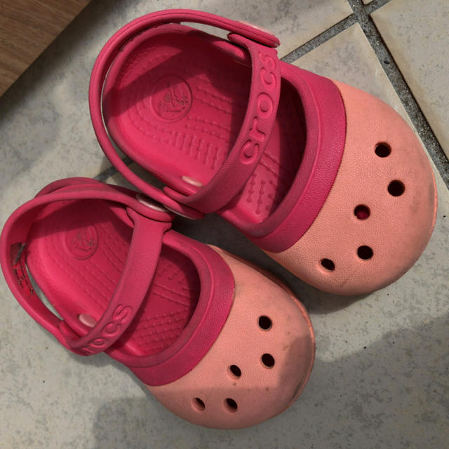 crocs(クロックス)のcrocs  ピンク キッズ/ベビー/マタニティのベビー靴/シューズ(~14cm)(サンダル)の商品写真