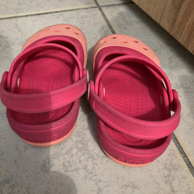 crocs(クロックス)のcrocs  ピンク キッズ/ベビー/マタニティのベビー靴/シューズ(~14cm)(サンダル)の商品写真