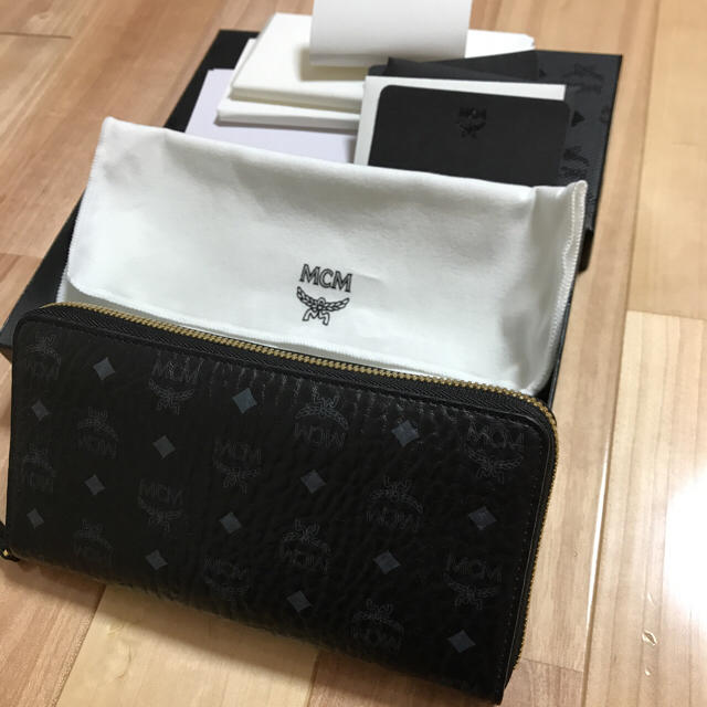 送料込み ほぼ未使用 MCM 折り財布