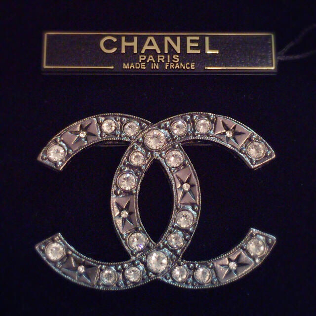 CHANEL(シャネル)の新品 シャネルCHANEL ブローチ ココマーク レディースのアクセサリー(ブローチ/コサージュ)の商品写真