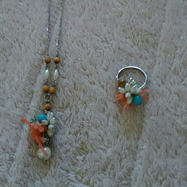 珊瑚ネックレスと指輪のセット レディースのアクセサリー(ネックレス)の商品写真