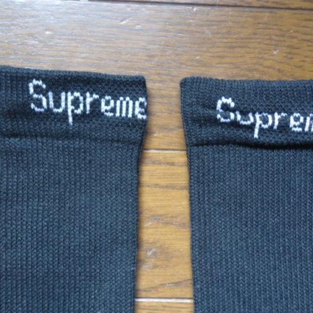 Supreme(シュプリーム)の送料込SUPREME別注限定Hanesロゴ入りソックスシュプリームブラック新品 メンズのレッグウェア(ソックス)の商品写真