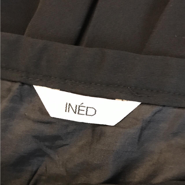 INED(イネド)の【INED】黒 プリーツスカート ブラック イネド ひざ丈 レディースのスカート(ひざ丈スカート)の商品写真