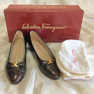 サルヴァトーレフェラガモ(Salvatore Ferragamo)の美品フェラガモ エナメルガンチーニパンプス 4 1/2 Cブラウン(ハイヒール/パンプス)